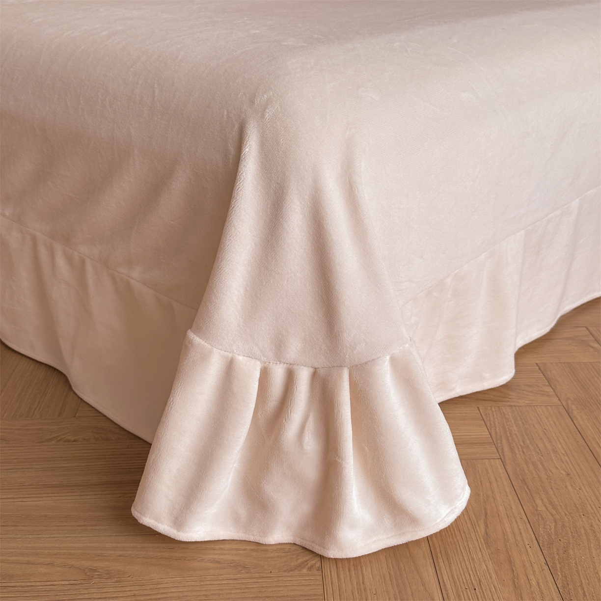 91家纺网 家纺一手货源 找家纺 爱家（原缔乐家纺） 2025新款A类牛奶雕花绒四件套 铃兰花+奶油芝士系列（床盖加20）奶油芝士-公主粉