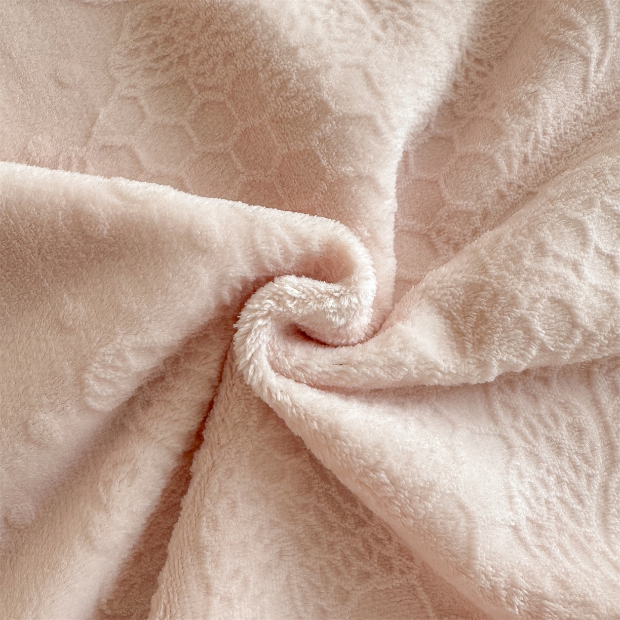 91家纺网 家纺一手货源 找家纺 爱家（原缔乐家纺） 2025新款A类牛奶雕花绒四件套 铃兰花+奶油芝士系列（床盖加20）奶油芝士-公主粉