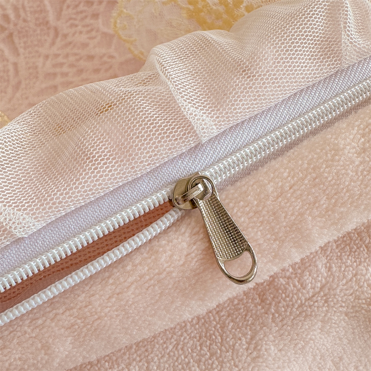 91家纺网 家纺一手货源 找家纺 爱家（原缔乐家纺） 2025新款A类牛奶雕花绒四件套 铃兰花+奶油芝士系列（床盖加20）奶油芝士-公主粉