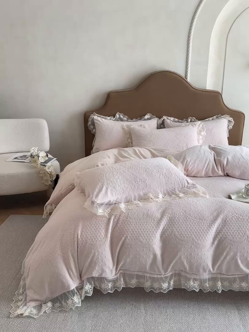 91家纺网 家纺一手货源 找家纺 爱家（原缔乐家纺） 2025新款A类牛奶雕花绒四件套 铃兰花+奶油芝士系列（床盖加20）奶油芝士-公主粉