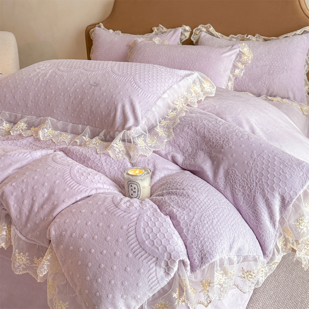 91家纺网 家纺一手货源 找家纺 爱家（原缔乐家纺） 2025新款A类牛奶雕花绒四件套 铃兰花+奶油芝士系列（床盖加20）奶油芝士-梦幻紫
