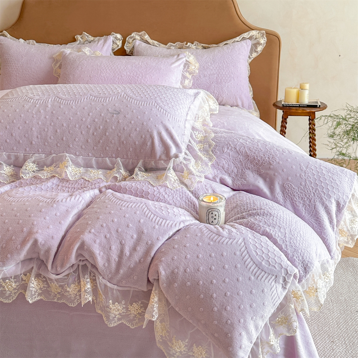 91家纺网 家纺一手货源 找家纺 爱家（原缔乐家纺） 2025新款A类牛奶雕花绒四件套 铃兰花+奶油芝士系列（床盖加20）奶油芝士-梦幻紫