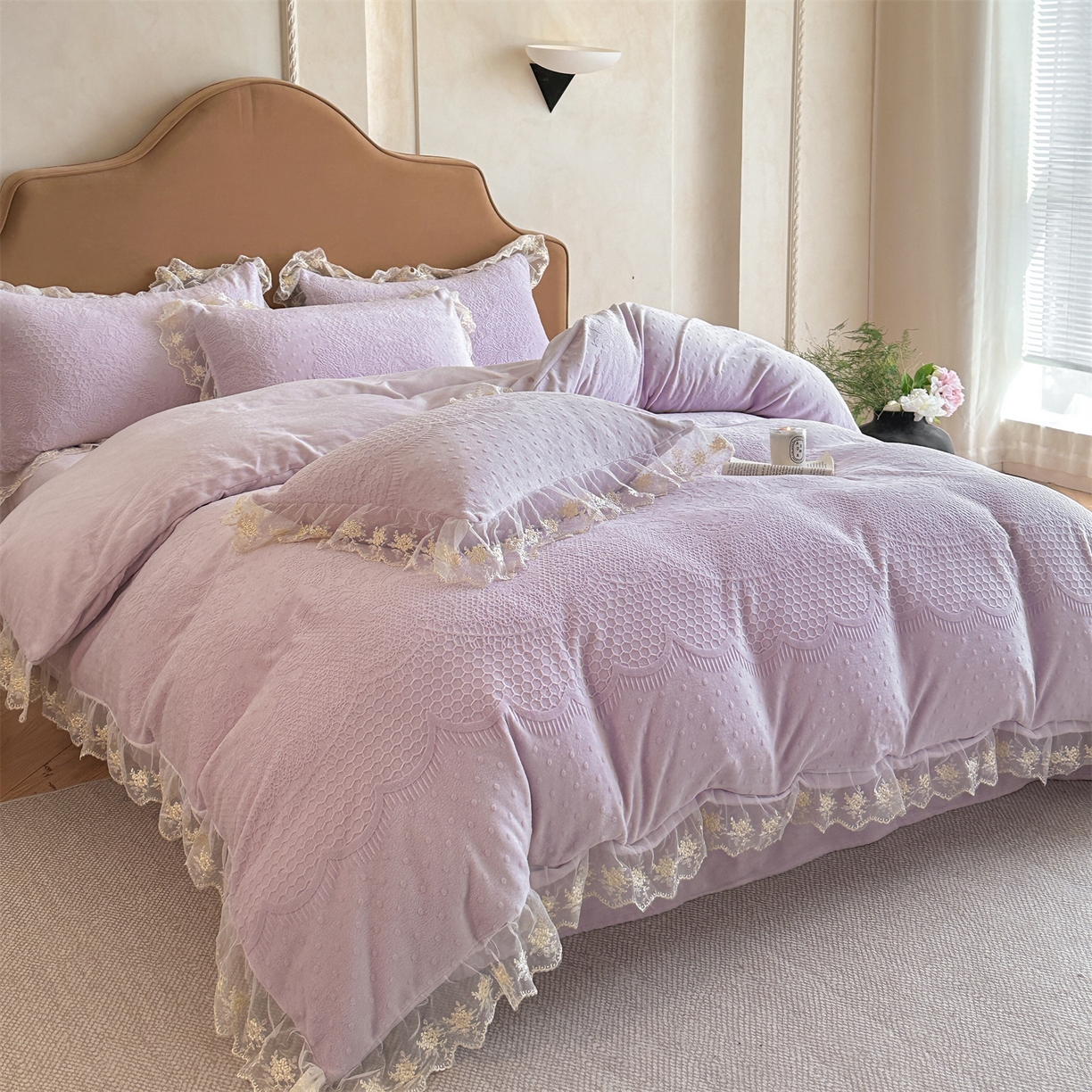 91家纺网 家纺一手货源 找家纺 爱家（原缔乐家纺） 2025新款A类牛奶雕花绒四件套 铃兰花+奶油芝士系列（床盖加20）奶油芝士-梦幻紫