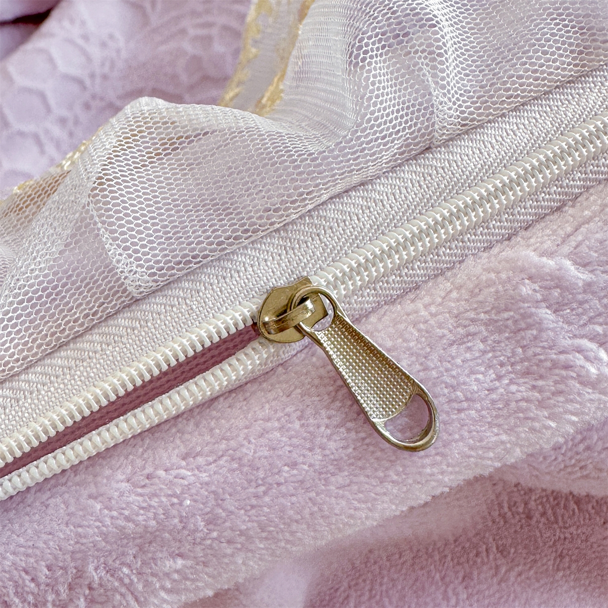 91家纺网 家纺一手货源 找家纺 爱家（原缔乐家纺） 2025新款A类牛奶雕花绒四件套 铃兰花+奶油芝士系列（床盖加20）奶油芝士-梦幻紫