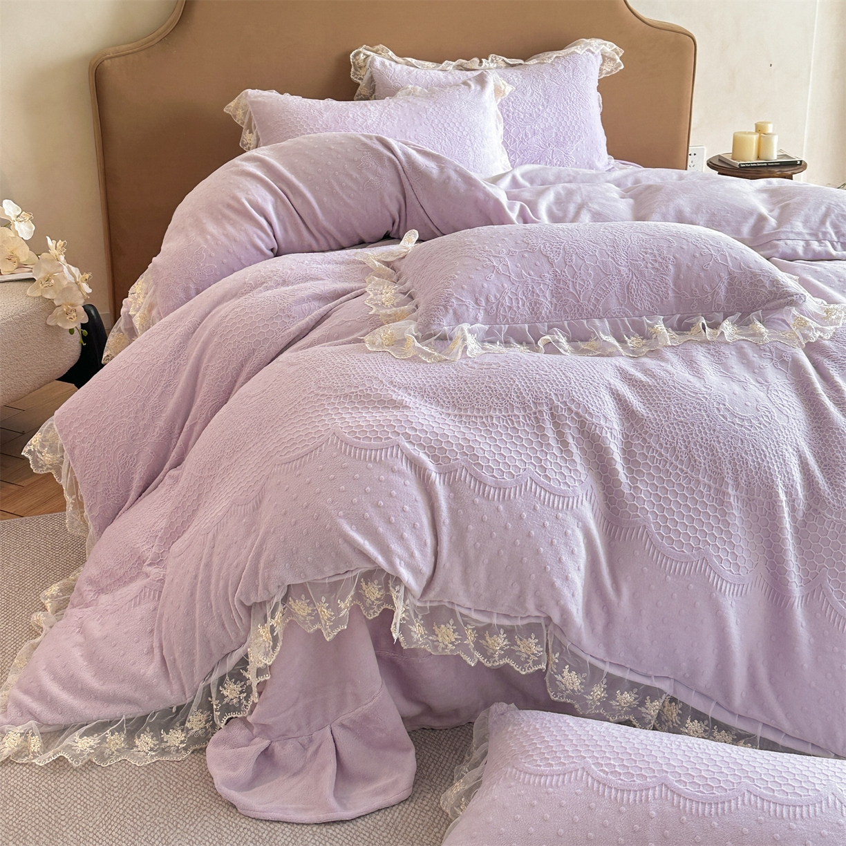 91家纺网 家纺一手货源 找家纺 爱家（原缔乐家纺） 2025新款A类牛奶雕花绒四件套 铃兰花+奶油芝士系列（床盖加20）奶油芝士-梦幻紫