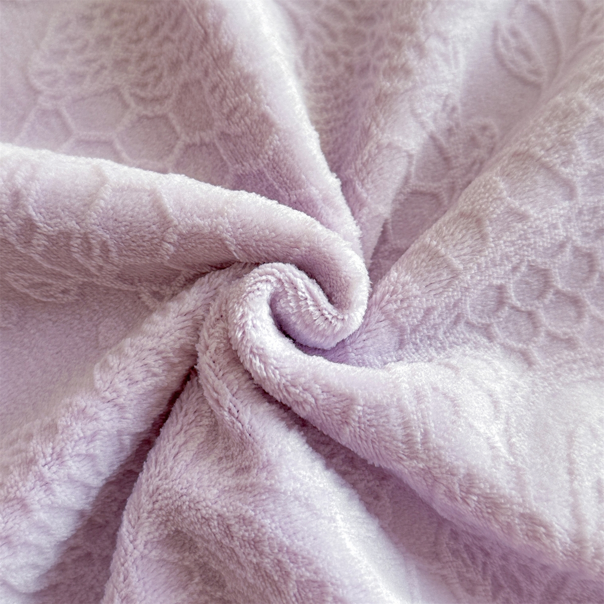 91家纺网 家纺一手货源 找家纺 爱家（原缔乐家纺） 2025新款A类牛奶雕花绒四件套 铃兰花+奶油芝士系列（床盖加20）奶油芝士-梦幻紫