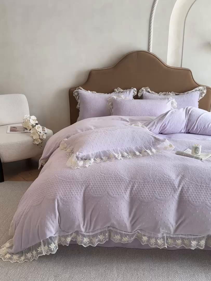 91家纺网 家纺一手货源 找家纺 爱家（原缔乐家纺） 2025新款A类牛奶雕花绒四件套 铃兰花+奶油芝士系列（床盖加20）奶油芝士-梦幻紫