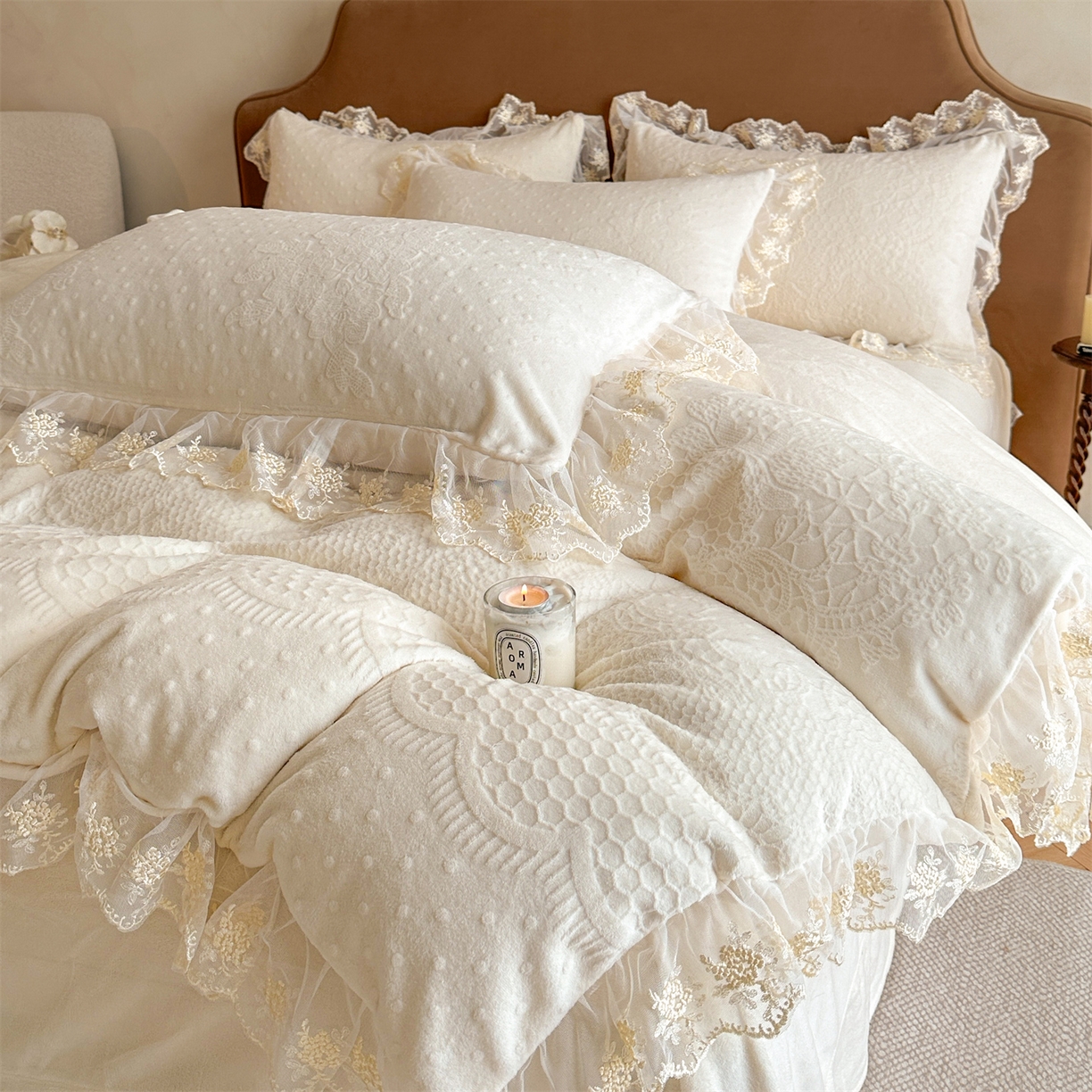 91家纺网 家纺一手货源 找家纺 爱家（原缔乐家纺） 2025新款A类牛奶雕花绒四件套 铃兰花+奶油芝士系列（床盖加20）奶油芝士-奶昔白