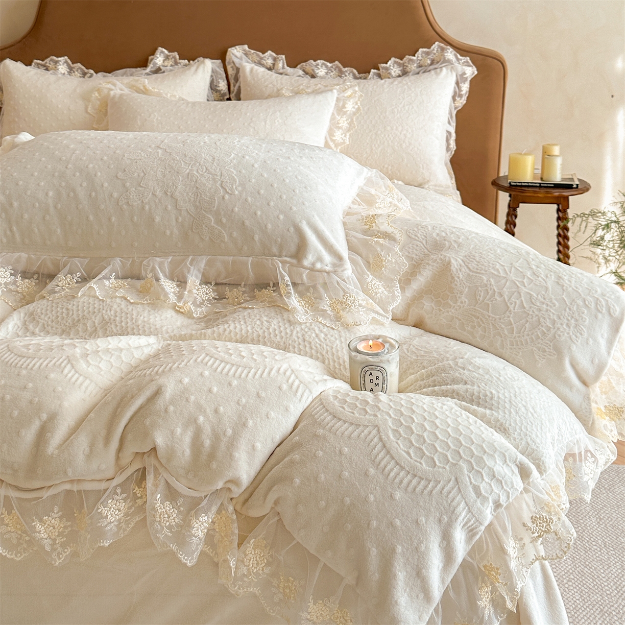 91家纺网 家纺一手货源 找家纺 爱家（原缔乐家纺） 2025新款A类牛奶雕花绒四件套 铃兰花+奶油芝士系列（床盖加20）奶油芝士-奶昔白