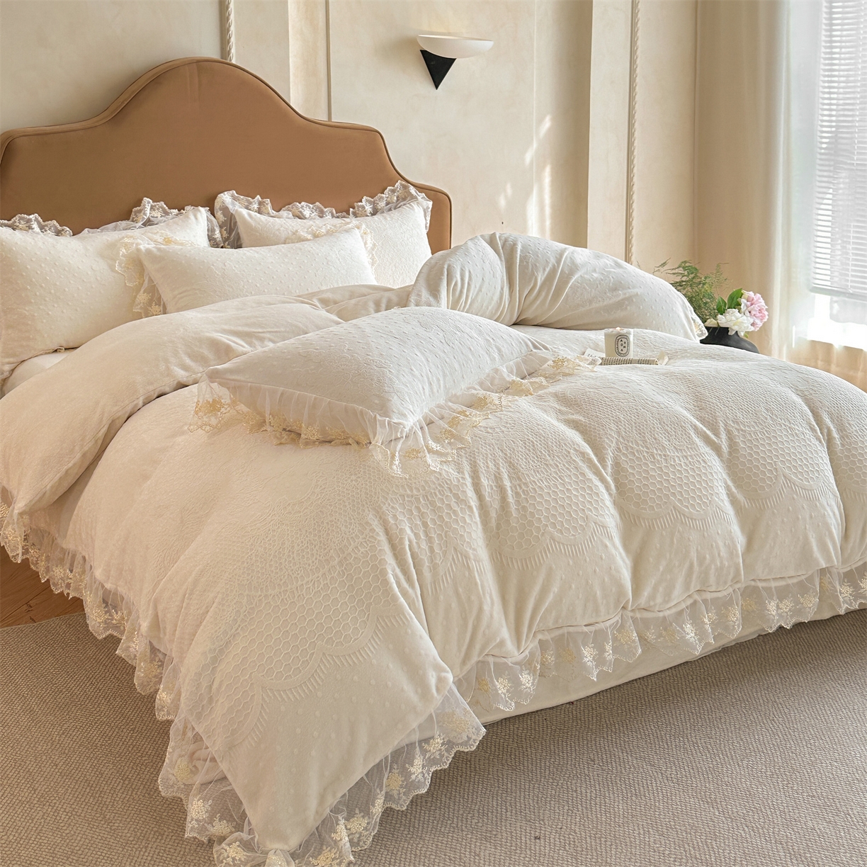 91家纺网 家纺一手货源 找家纺 爱家（原缔乐家纺） 2025新款A类牛奶雕花绒四件套 铃兰花+奶油芝士系列（床盖加20）奶油芝士-奶昔白