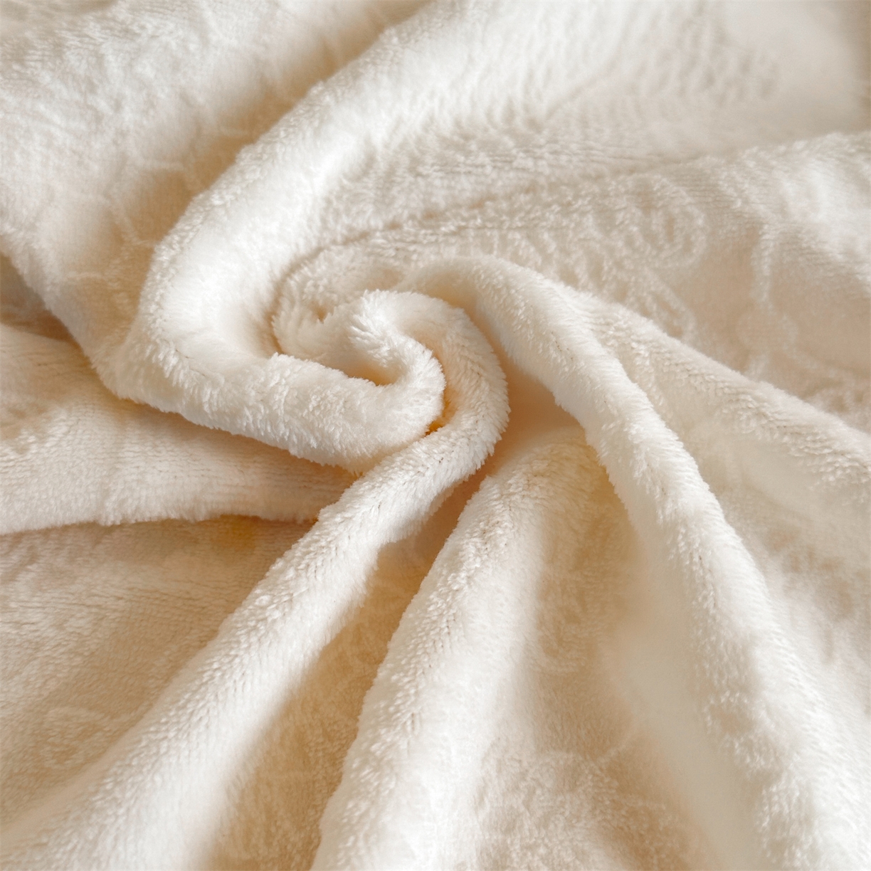 91家纺网 家纺一手货源 找家纺 爱家（原缔乐家纺） 2025新款A类牛奶雕花绒四件套 铃兰花+奶油芝士系列（床盖加20）奶油芝士-奶昔白