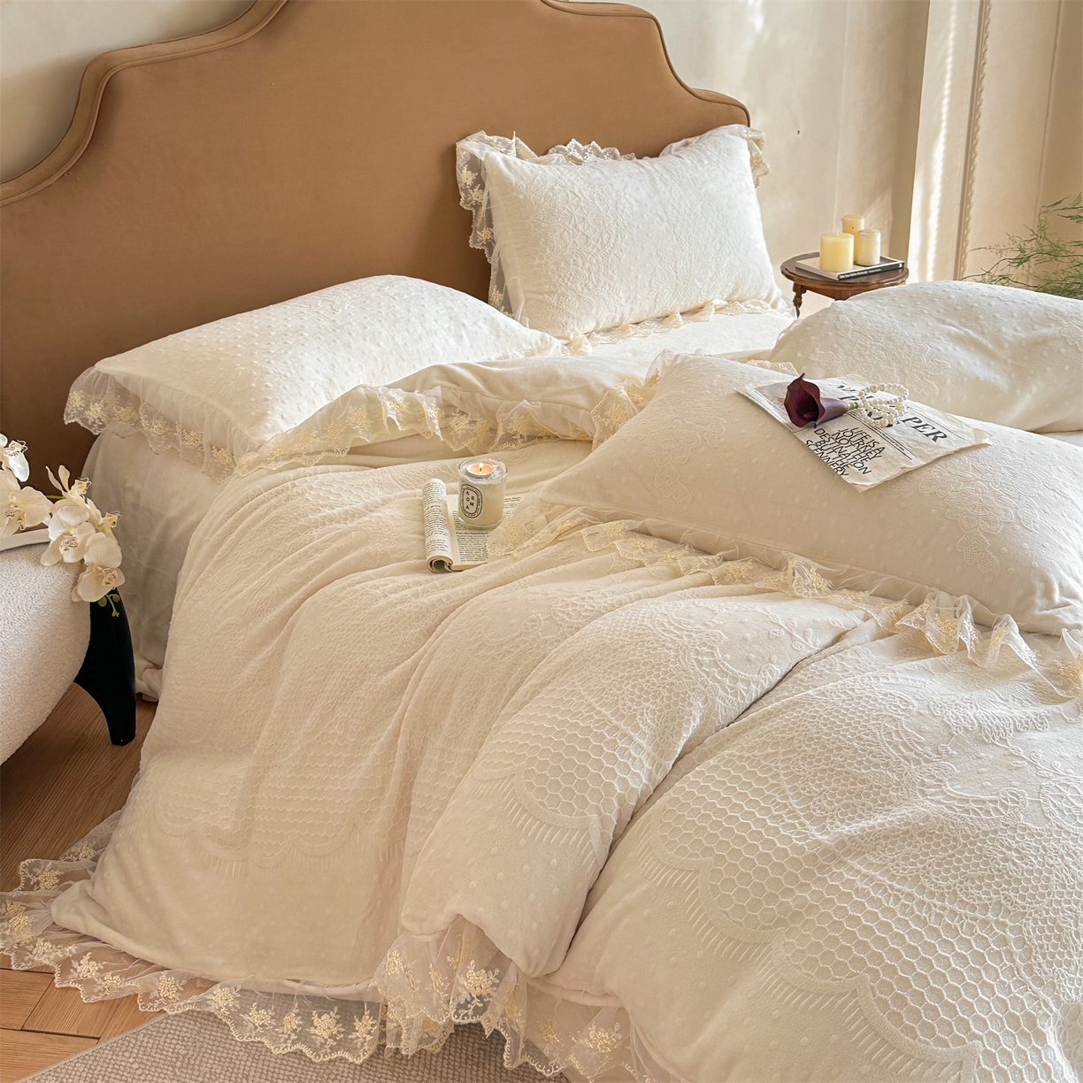 91家纺网 家纺一手货源 找家纺 爱家（原缔乐家纺） 2025新款A类牛奶雕花绒四件套 铃兰花+奶油芝士系列（床盖加20）奶油芝士-奶昔白