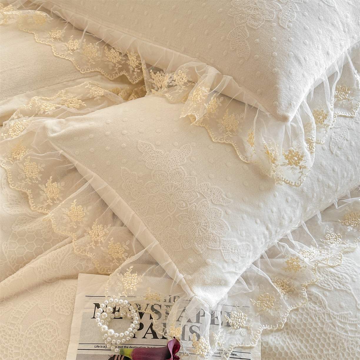 91家纺网 家纺一手货源 找家纺 爱家（原缔乐家纺） 2025新款A类牛奶雕花绒四件套 铃兰花+奶油芝士系列（床盖加20）奶油芝士-奶昔白