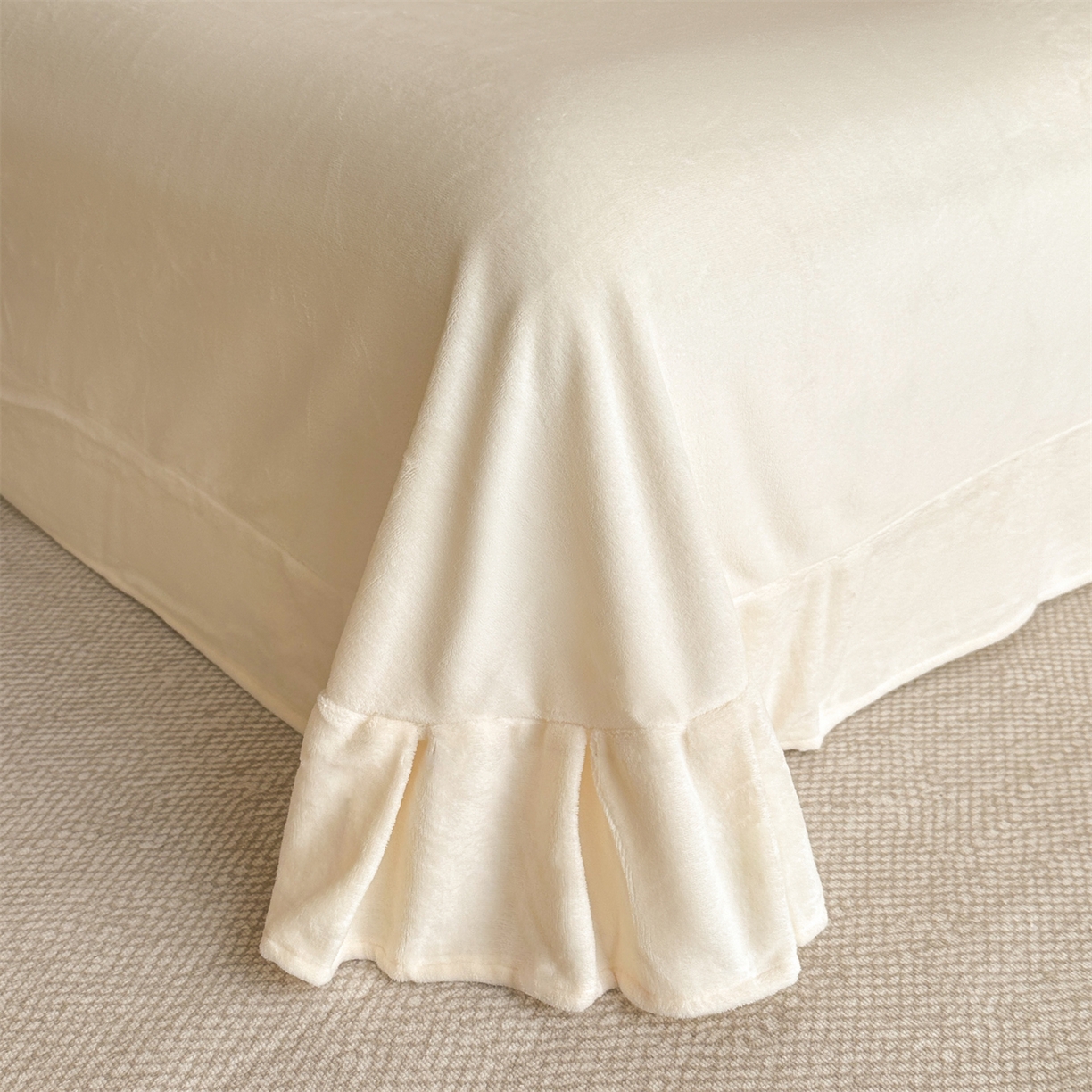 91家纺网 家纺一手货源 找家纺 爱家（原缔乐家纺） 2025新款A类牛奶雕花绒四件套 铃兰花+奶油芝士系列（床盖加20）奶油芝士-奶昔白