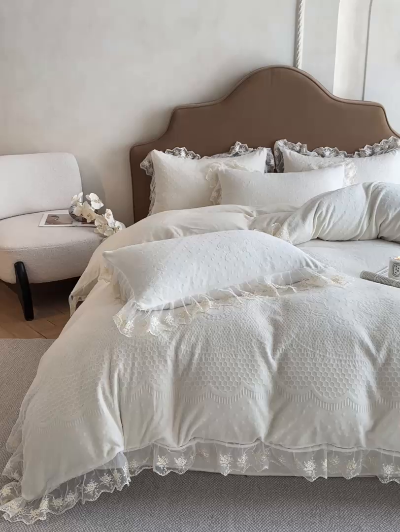 91家纺网 家纺一手货源 找家纺 爱家（原缔乐家纺） 2025新款A类牛奶雕花绒四件套 铃兰花+奶油芝士系列（床盖加20）奶油芝士-奶昔白