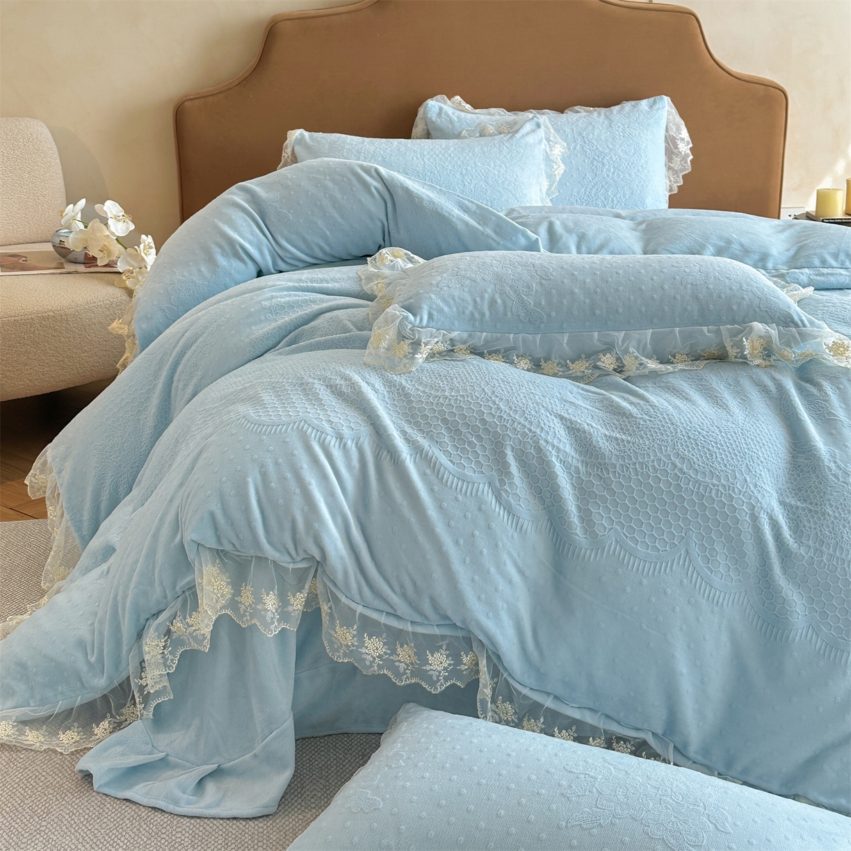 91家纺网 家纺一手货源 找家纺 爱家（原缔乐家纺） 2025新款A类牛奶雕花绒四件套 铃兰花+奶油芝士系列（床盖加20）奶油芝士-天空兰