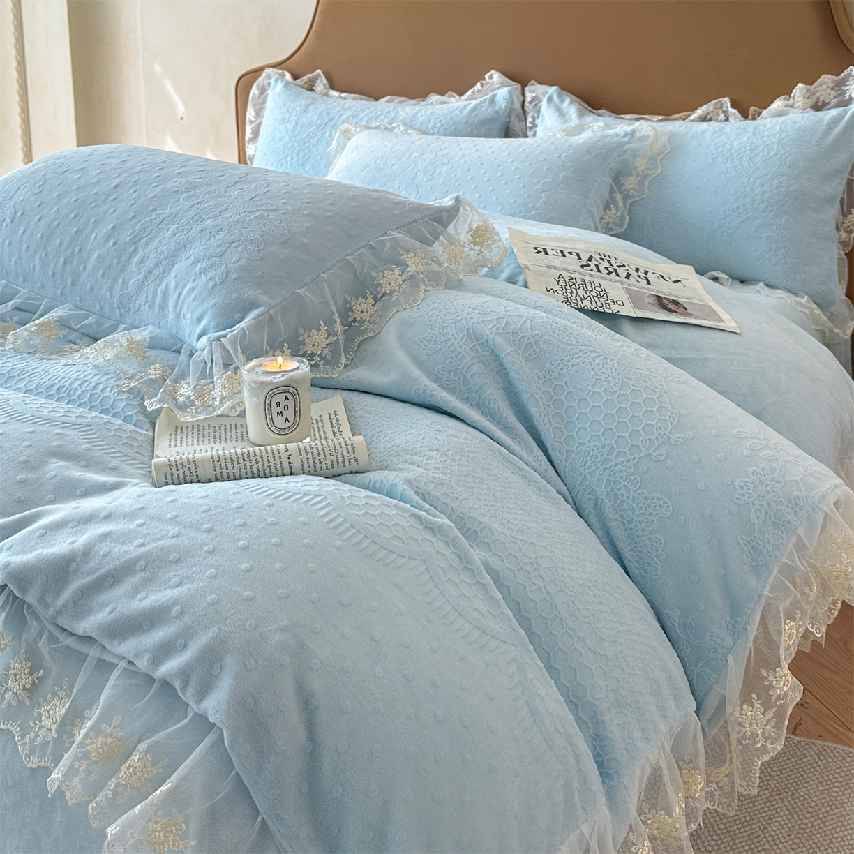 91家纺网 家纺一手货源 找家纺 爱家（原缔乐家纺） 2025新款A类牛奶雕花绒四件套 铃兰花+奶油芝士系列（床盖加20）奶油芝士-天空兰