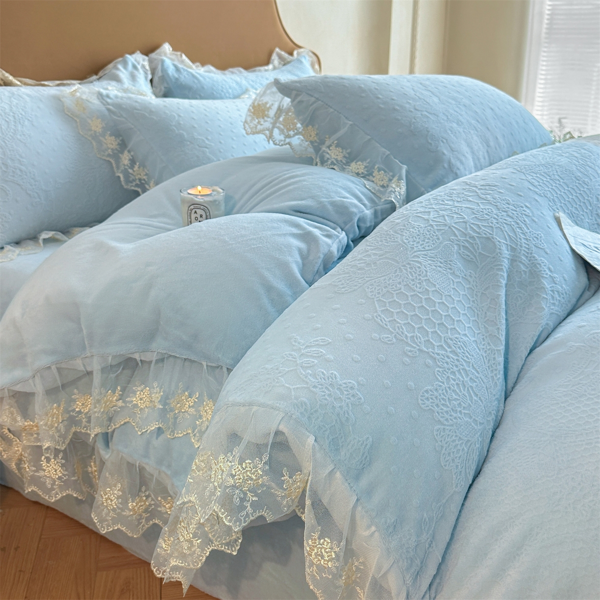 91家纺网 家纺一手货源 找家纺 爱家（原缔乐家纺） 2025新款A类牛奶雕花绒四件套 铃兰花+奶油芝士系列（床盖加20）奶油芝士-天空兰