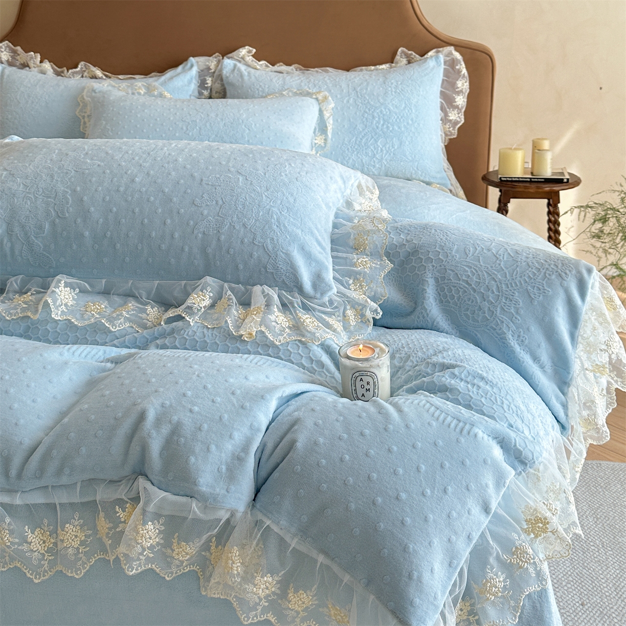 91家纺网 家纺一手货源 找家纺 爱家（原缔乐家纺） 2025新款A类牛奶雕花绒四件套 铃兰花+奶油芝士系列（床盖加20）奶油芝士-天空兰