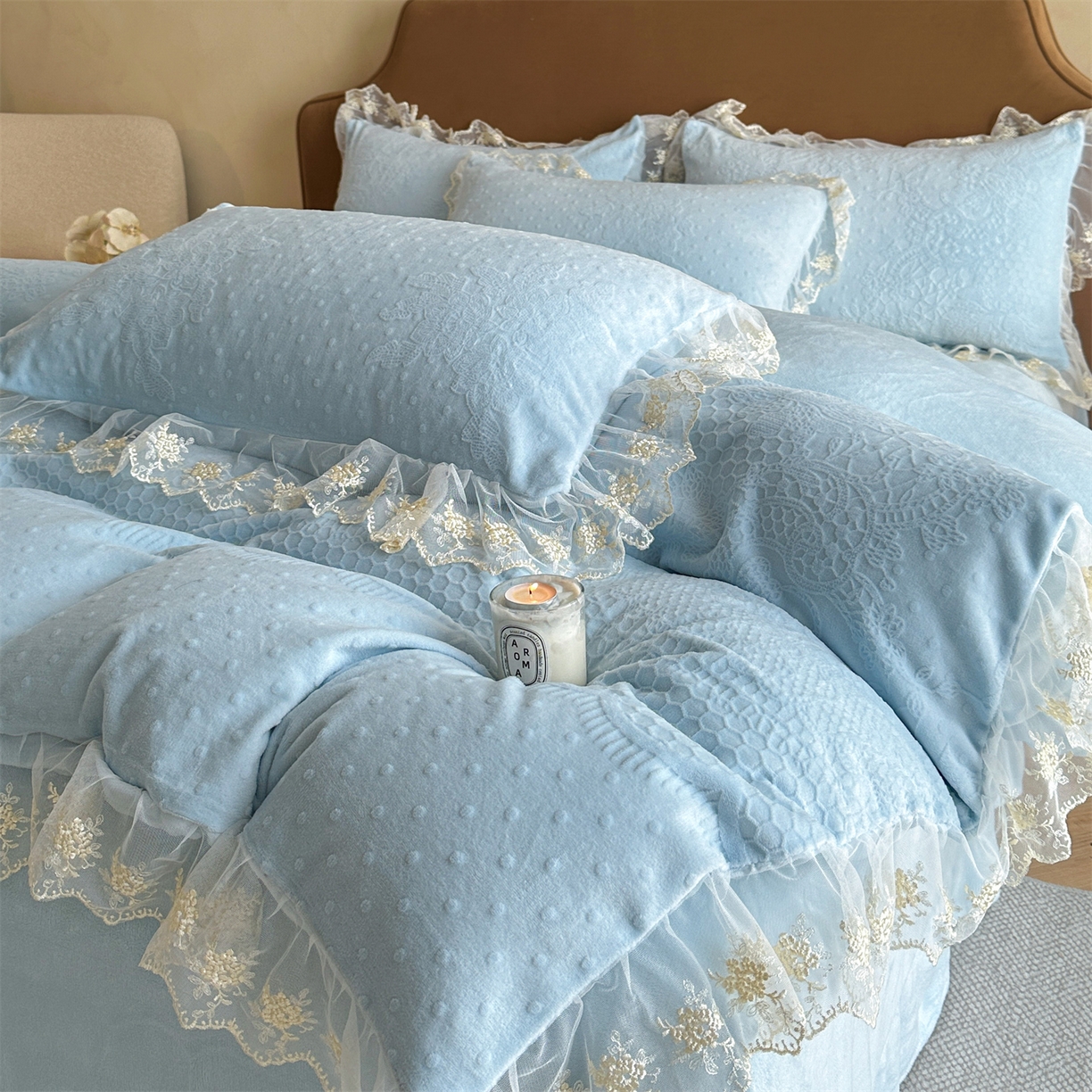 91家纺网 家纺一手货源 找家纺 爱家（原缔乐家纺） 2025新款A类牛奶雕花绒四件套 铃兰花+奶油芝士系列（床盖加20）奶油芝士-天空兰