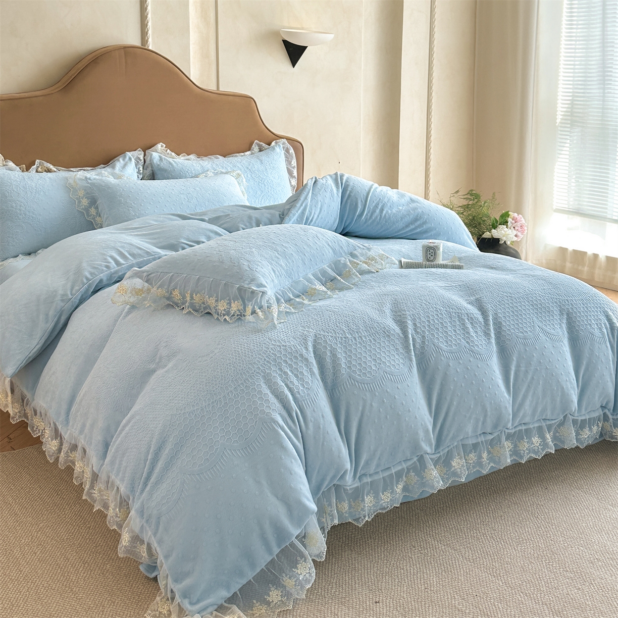 91家纺网 家纺一手货源 找家纺 爱家（原缔乐家纺） 2025新款A类牛奶雕花绒四件套 铃兰花+奶油芝士系列（床盖加20）奶油芝士-天空兰
