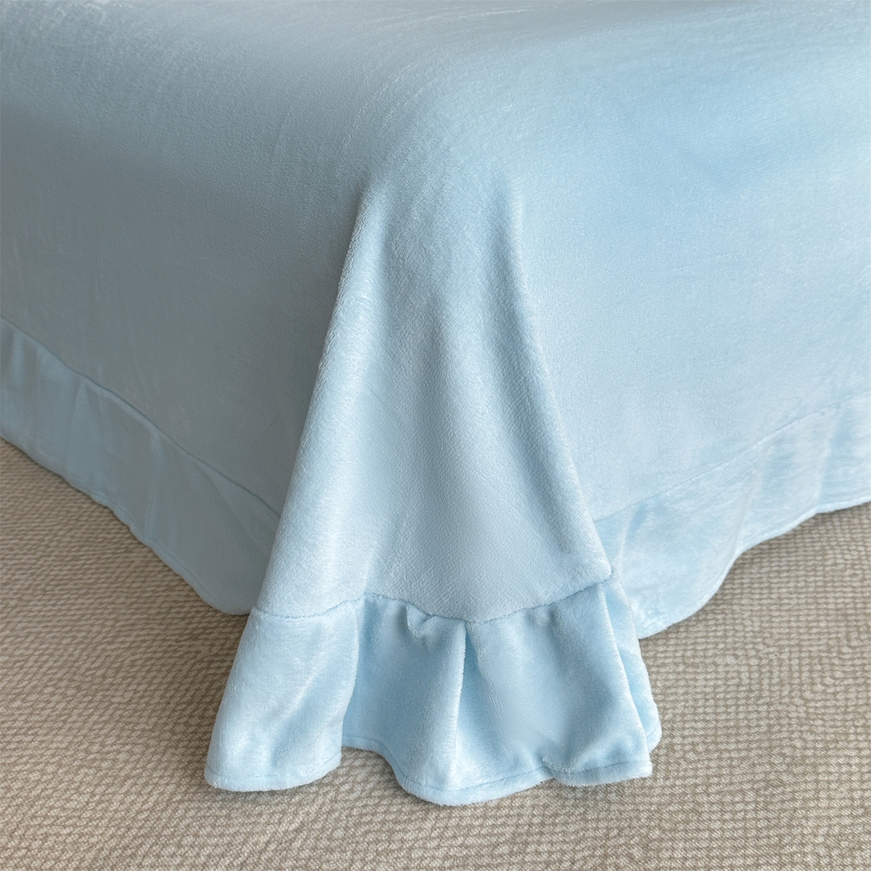 91家纺网 家纺一手货源 找家纺 爱家（原缔乐家纺） 2025新款A类牛奶雕花绒四件套 铃兰花+奶油芝士系列（床盖加20）奶油芝士-天空兰