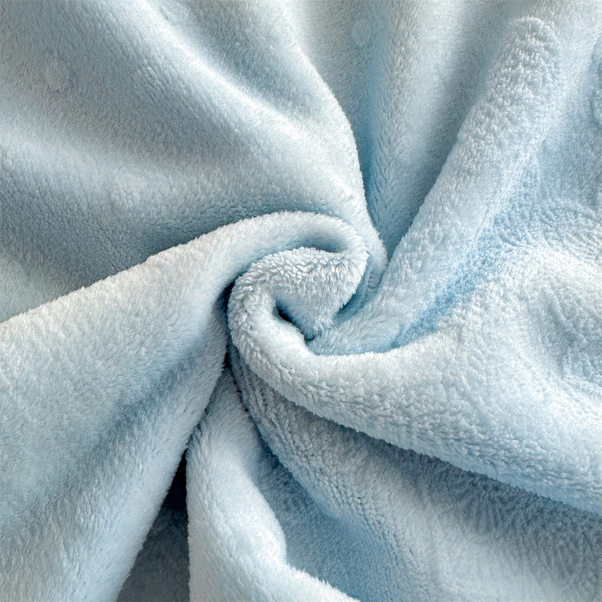 91家纺网 家纺一手货源 找家纺 爱家（原缔乐家纺） 2025新款A类牛奶雕花绒四件套 铃兰花+奶油芝士系列（床盖加20）奶油芝士-天空兰