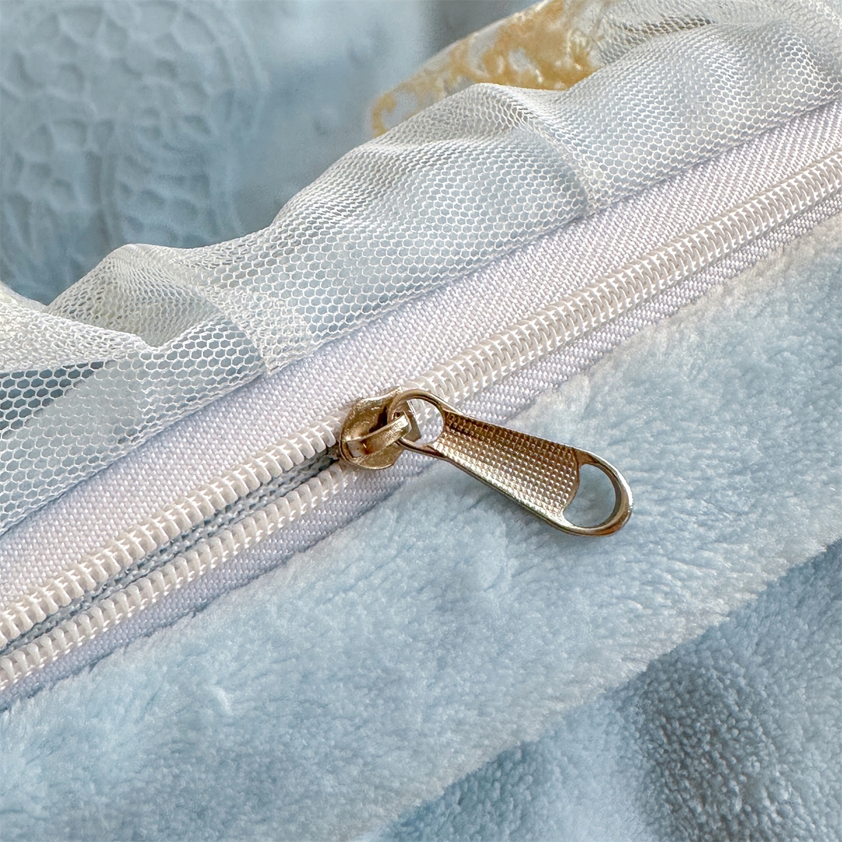 91家纺网 家纺一手货源 找家纺 爱家（原缔乐家纺） 2025新款A类牛奶雕花绒四件套 铃兰花+奶油芝士系列（床盖加20）奶油芝士-天空兰