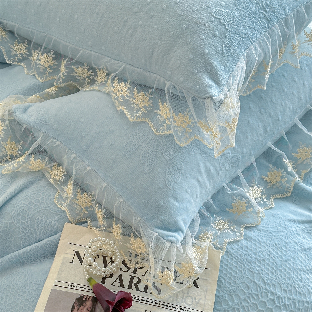 91家纺网 家纺一手货源 找家纺 爱家（原缔乐家纺） 2025新款A类牛奶雕花绒四件套 铃兰花+奶油芝士系列（床盖加20）奶油芝士-天空兰