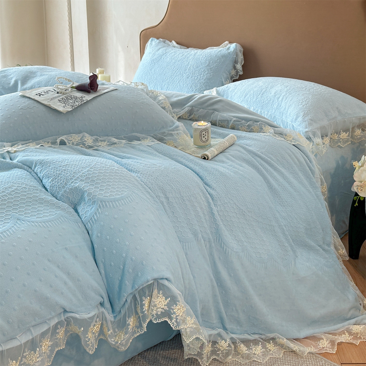 91家纺网 家纺一手货源 找家纺 爱家（原缔乐家纺） 2025新款A类牛奶雕花绒四件套 铃兰花+奶油芝士系列（床盖加20）奶油芝士-天空兰