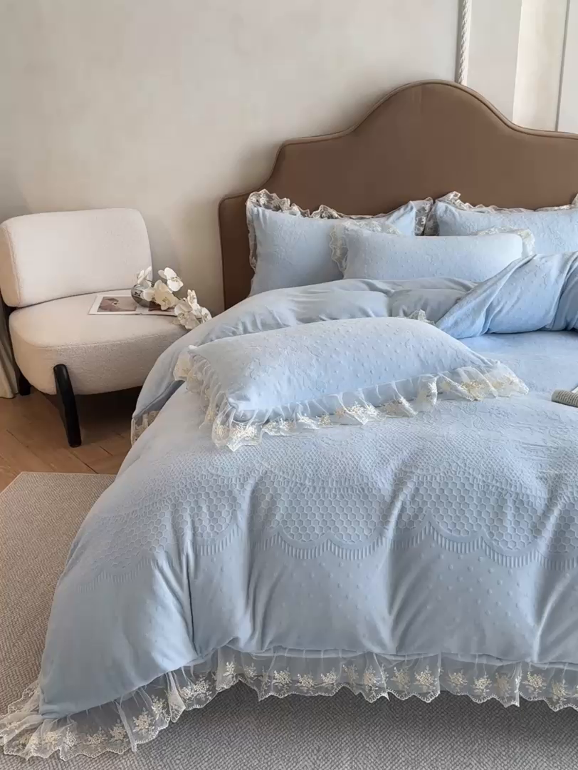91家纺网 家纺一手货源 找家纺 爱家（原缔乐家纺） 2025新款A类牛奶雕花绒四件套 铃兰花+奶油芝士系列（床盖加20）奶油芝士-天空兰