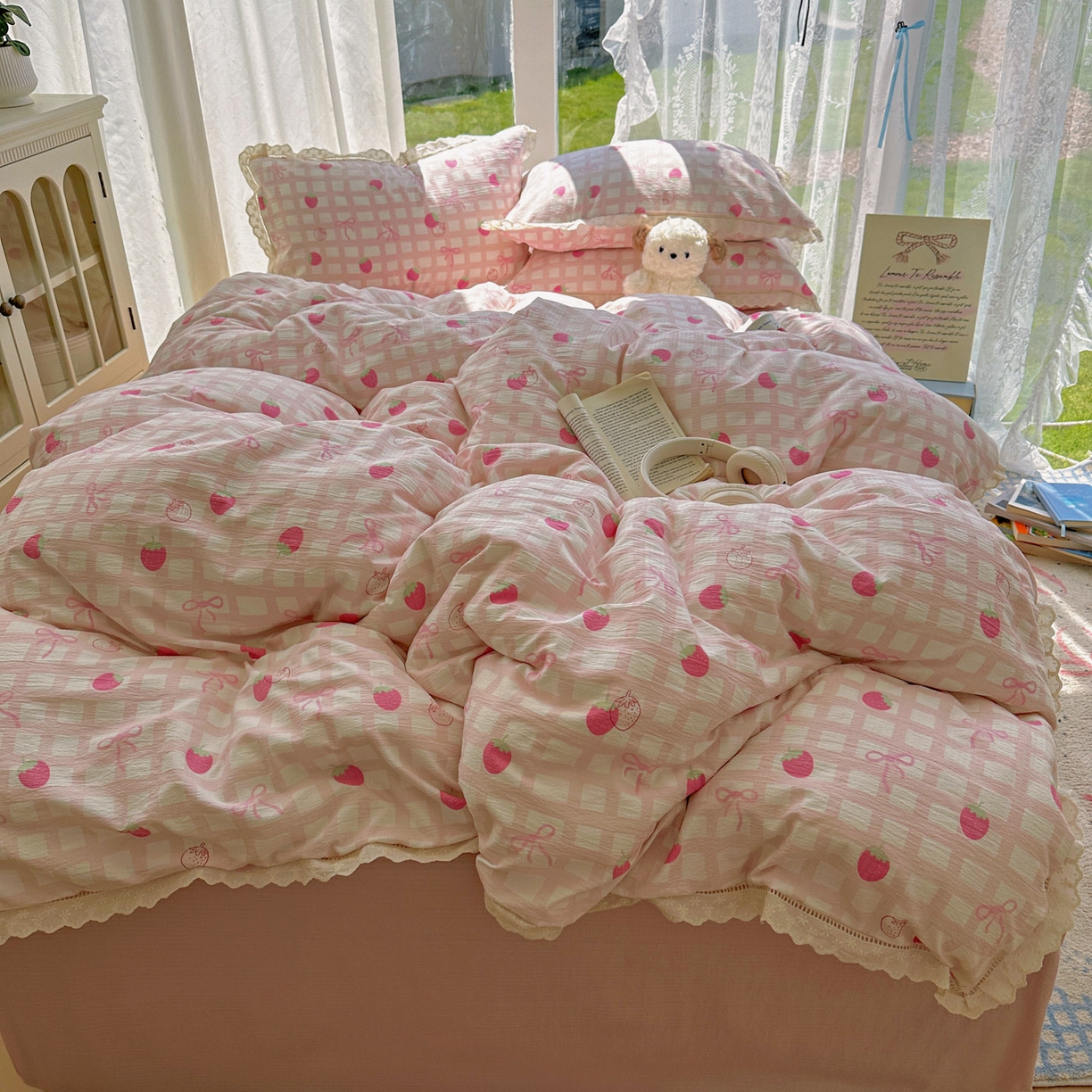 91家纺网 家纺一手货源 找家纺 颜选 2025新款全棉纯棉花边款四件套 全棉花边草莓蝴蝶结