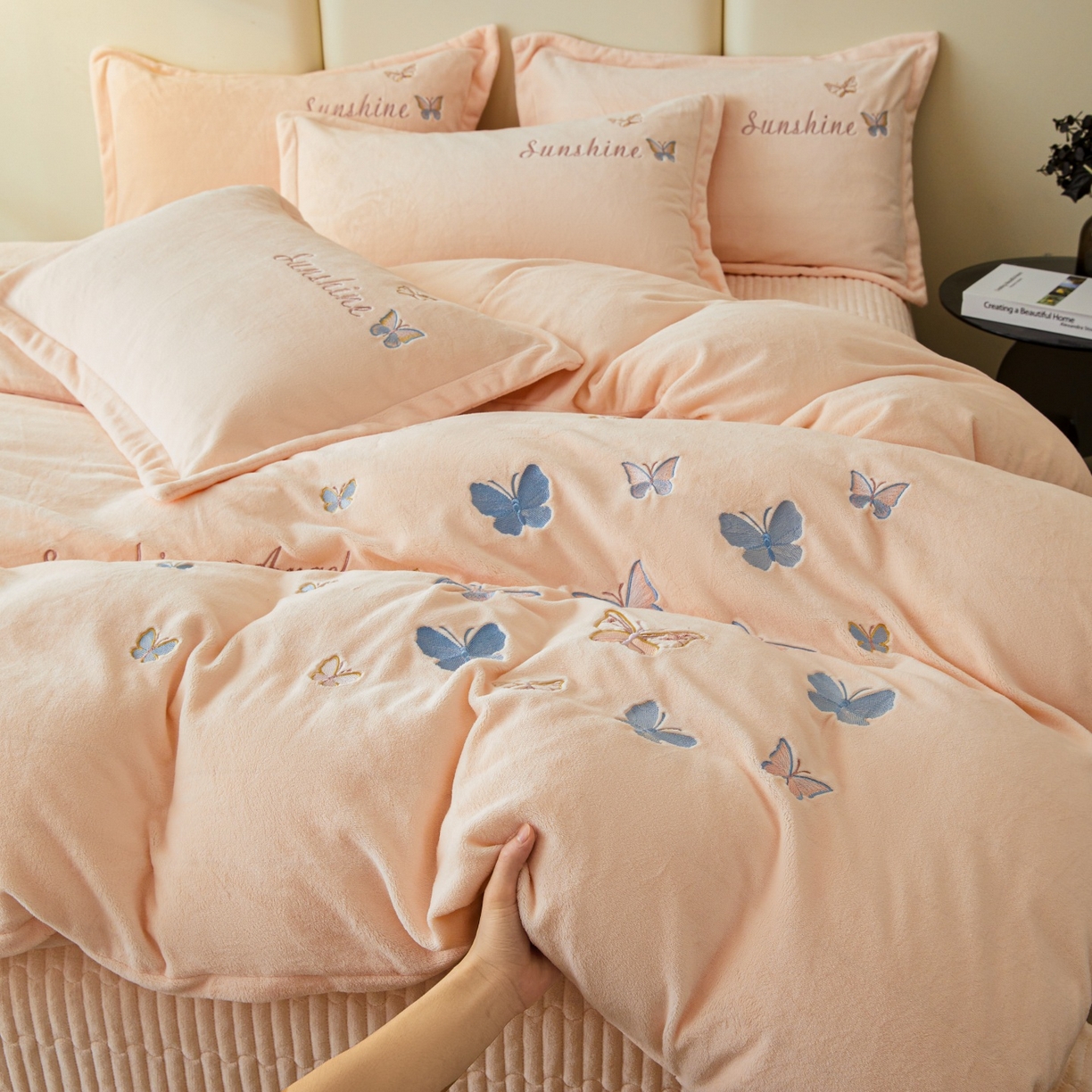 91家纺网 家纺一手货源 找家纺 （总）莱越家纺 2025新款亲肤舒适刺绣床盖四件套-蝶语