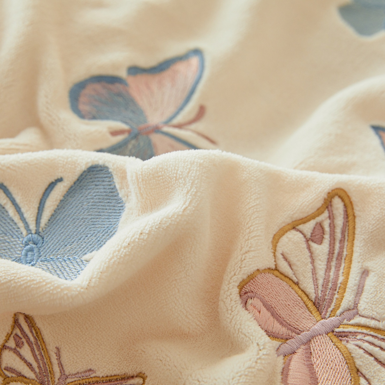 91家纺网 家纺一手货源 找家纺 莱越家纺 2025新款亲肤舒适刺绣床盖四件套-蝶语 【蝶语】米白+淡雅玉