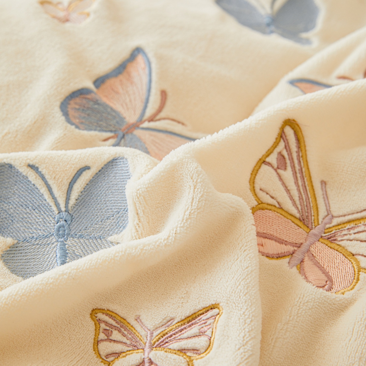 91家纺网 家纺一手货源 找家纺 莱越家纺 2025新款亲肤舒适刺绣床盖四件套-蝶语 【蝶语】米白