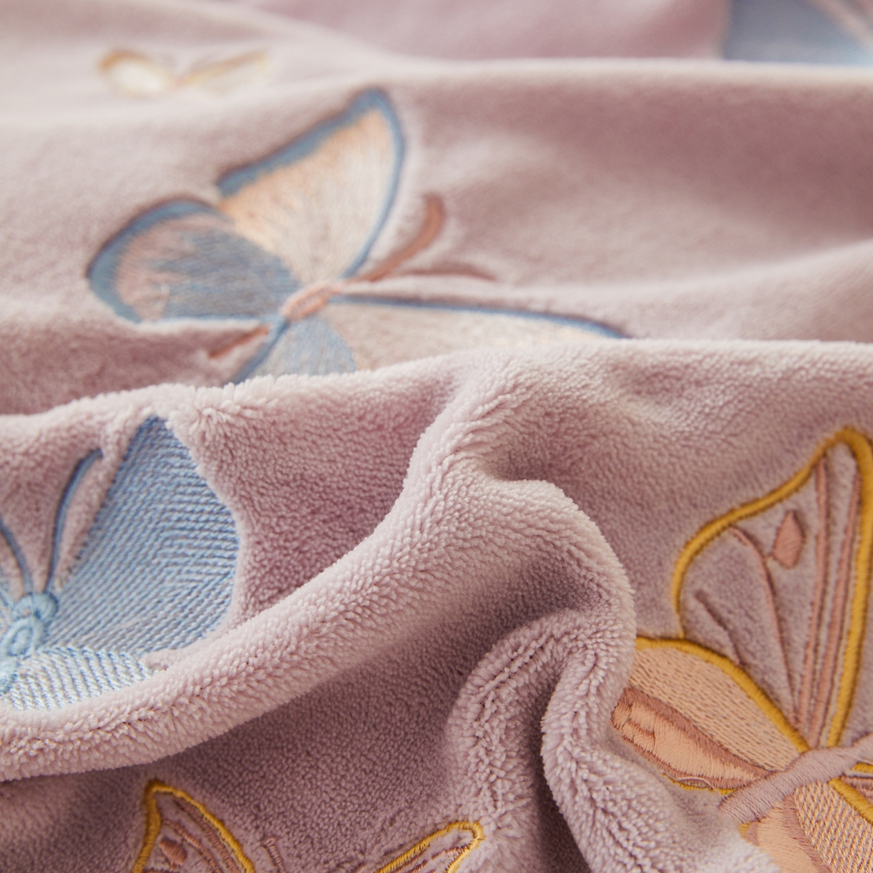 91家纺网 家纺一手货源 找家纺 莱越家纺 2025新款亲肤舒适刺绣床盖四件套-蝶语 【蝶语】典雅紫