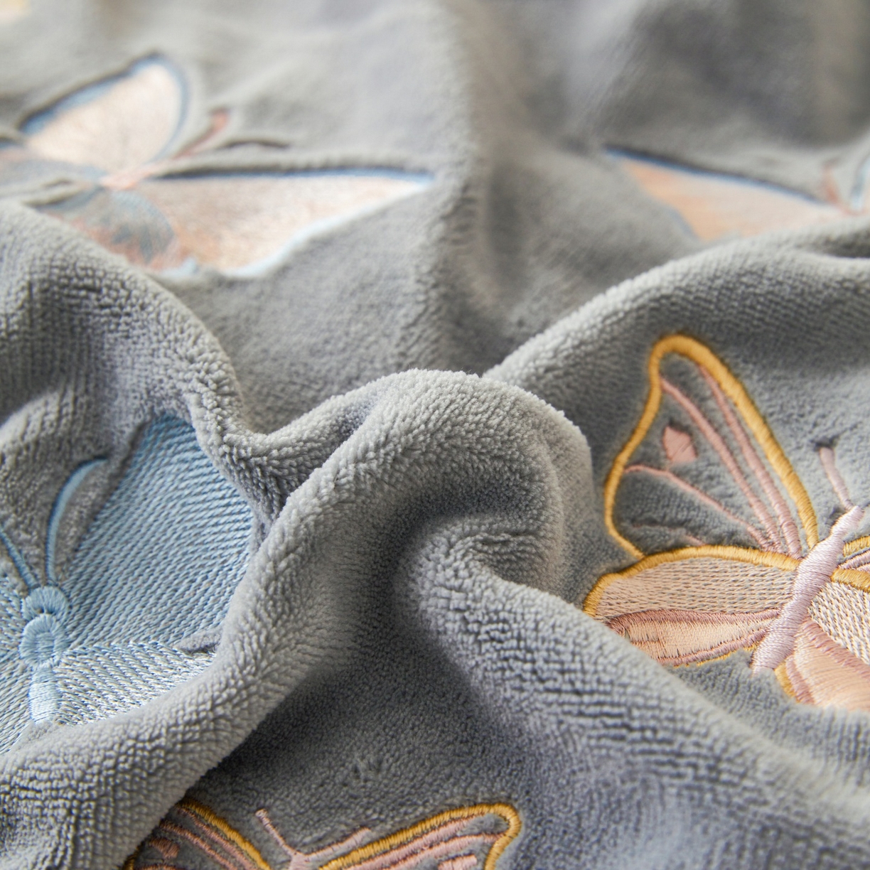 91家纺网 家纺一手货源 找家纺 莱越家纺 2025新款亲肤舒适刺绣床盖四件套-蝶语 【蝶语】绅士灰