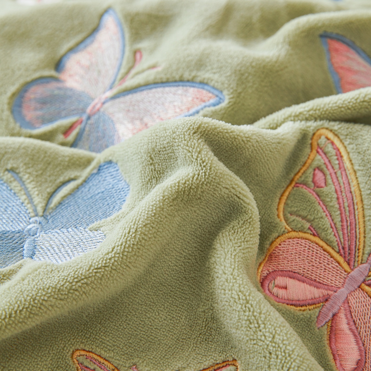 91家纺网 家纺一手货源 找家纺 莱越家纺 2025新款亲肤舒适刺绣床盖四件套-蝶语 【蝶语】牛油果绿