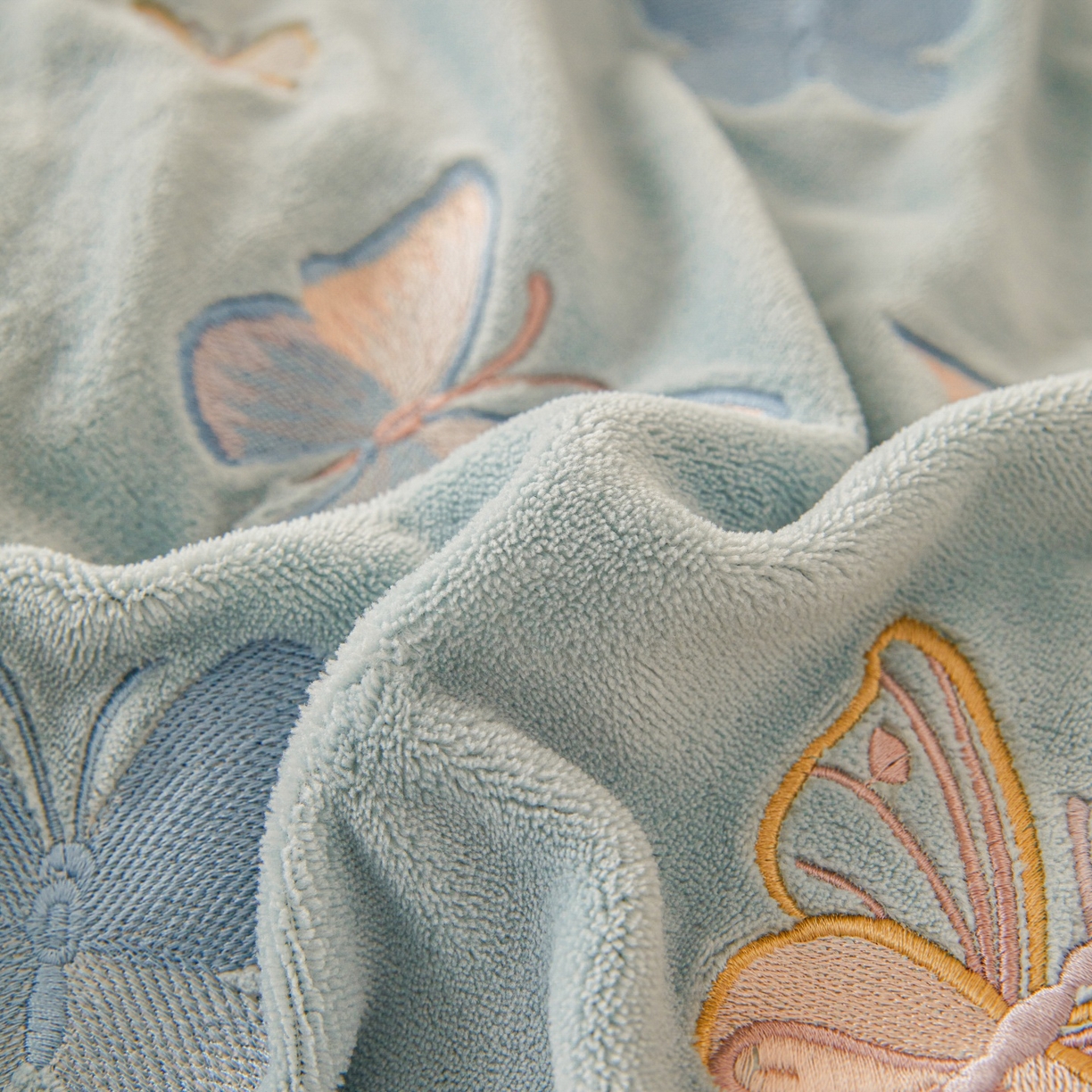 91家纺网 家纺一手货源 找家纺 莱越家纺 2025新款亲肤舒适刺绣床盖四件套-蝶语 【蝶语】天空蓝