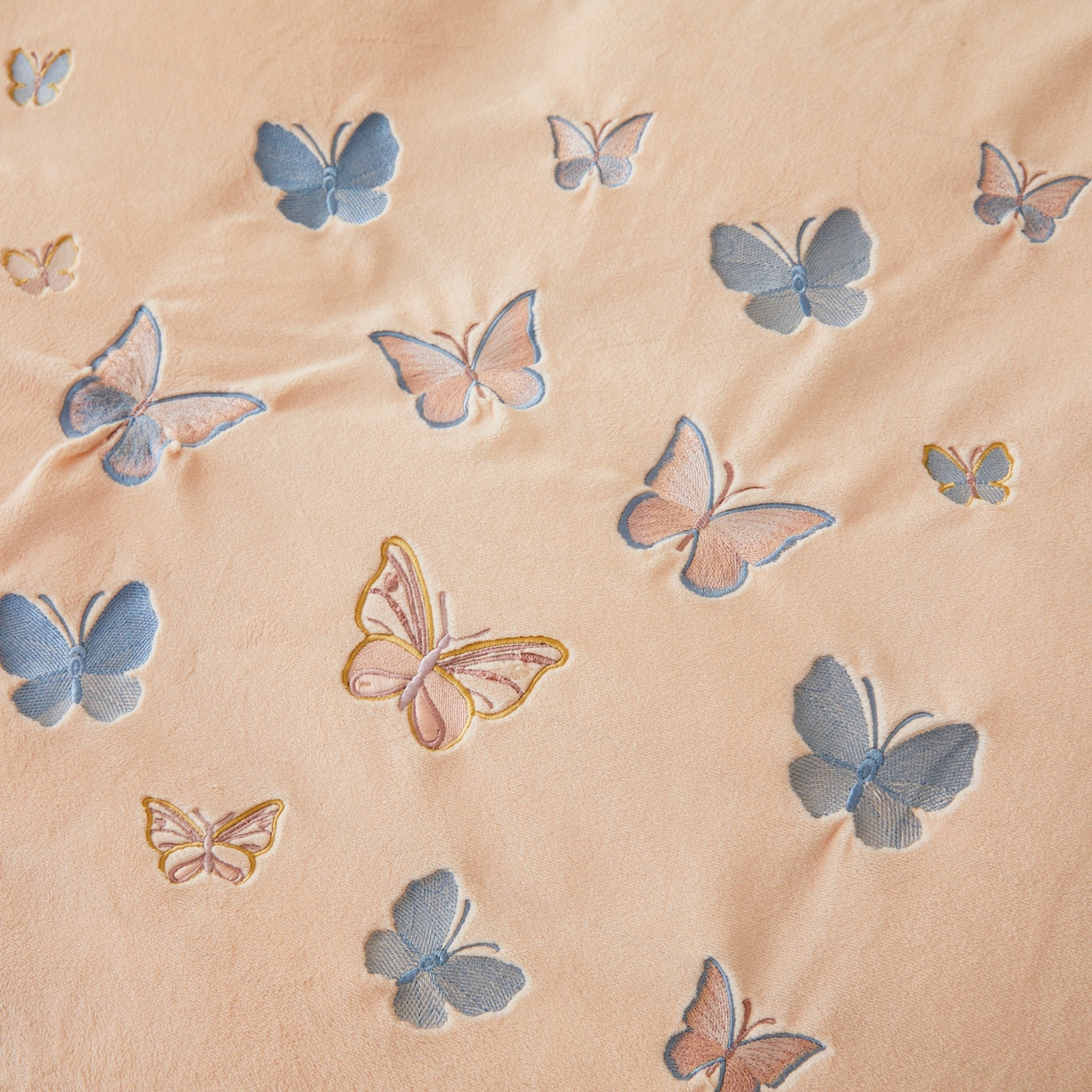 91家纺网 家纺一手货源 找家纺 莱越家纺 2025新款亲肤舒适刺绣床盖四件套-蝶语 【蝶语】淡雅玉