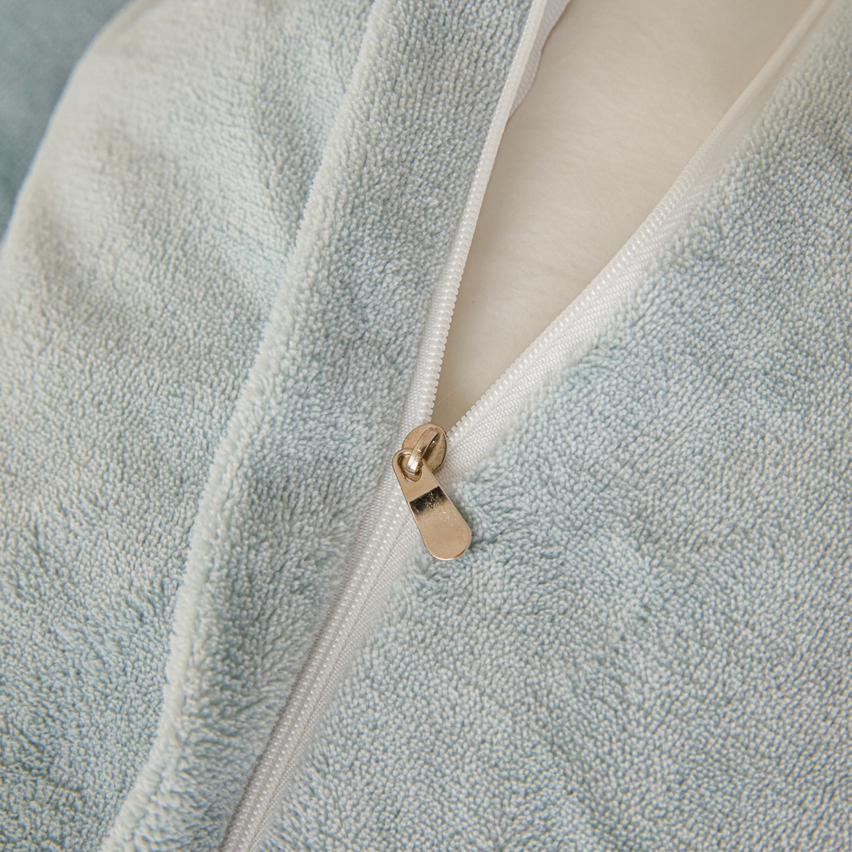 91家纺网 家纺一手货源 找家纺 莱越家纺 2025新款亲肤舒适刺绣床盖四件套-蝶语 【蝶语】天空蓝