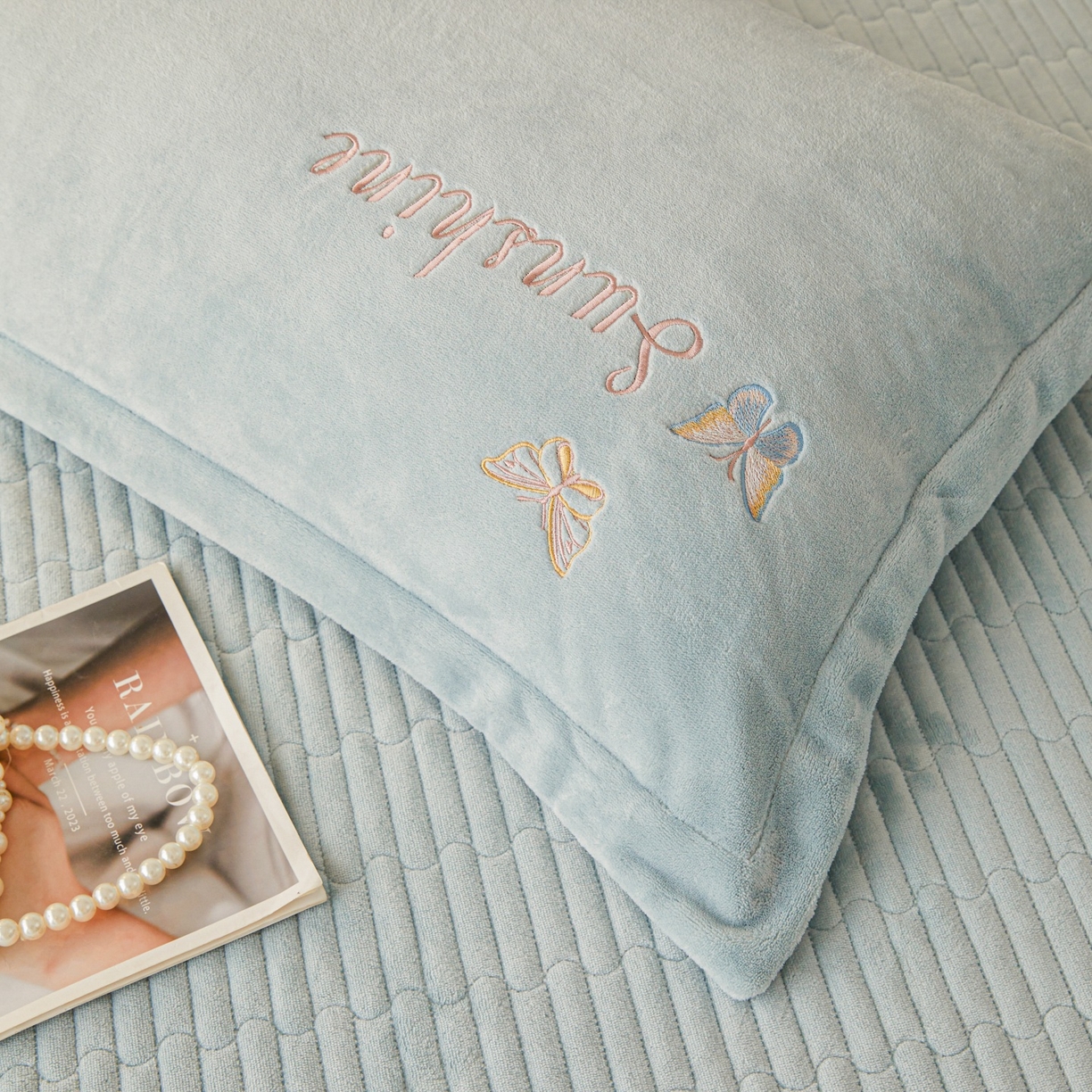 91家纺网 家纺一手货源 找家纺 莱越家纺 2025新款亲肤舒适刺绣床盖四件套-蝶语 【蝶语】天空蓝