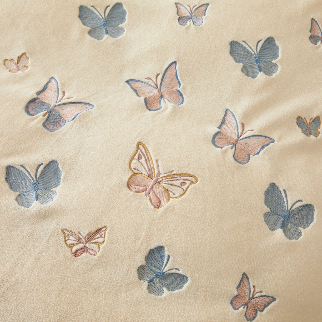 91家纺网 家纺一手货源 找家纺 莱越家纺 2025新款亲肤舒适刺绣床盖四件套-蝶语 【蝶语】米白+淡雅玉