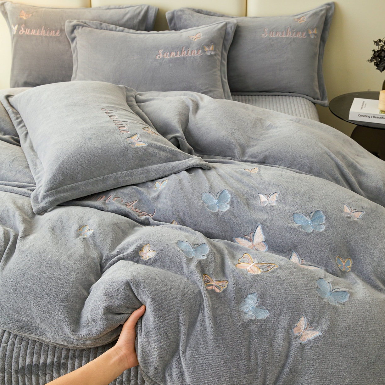 91家纺网 家纺一手货源 找家纺 莱越家纺 2025新款亲肤舒适刺绣床盖四件套-蝶语 【蝶语】绅士灰