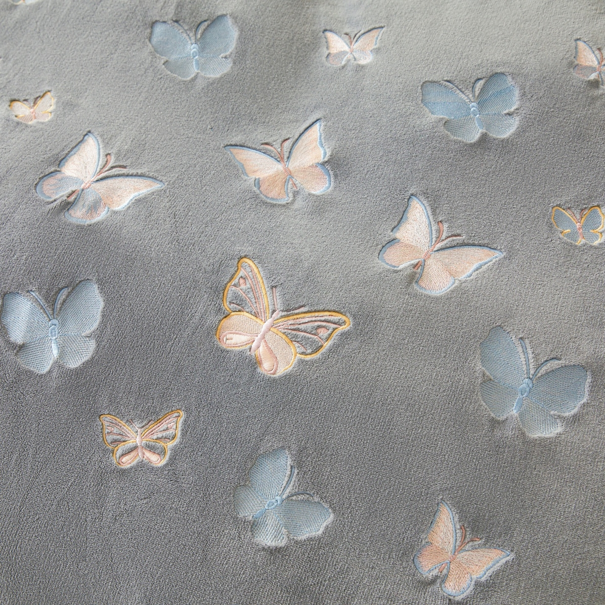 91家纺网 家纺一手货源 找家纺 莱越家纺 2025新款亲肤舒适刺绣床盖四件套-蝶语 【蝶语】绅士灰