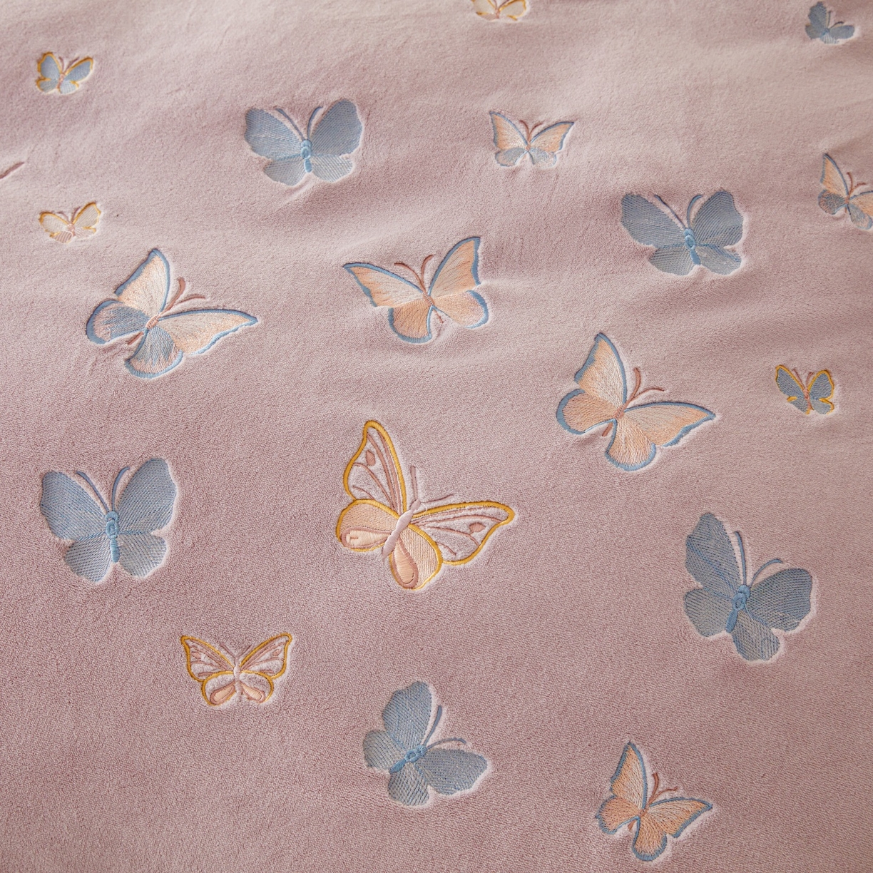 91家纺网 家纺一手货源 找家纺 莱越家纺 2025新款亲肤舒适刺绣床盖四件套-蝶语 【蝶语】典雅紫