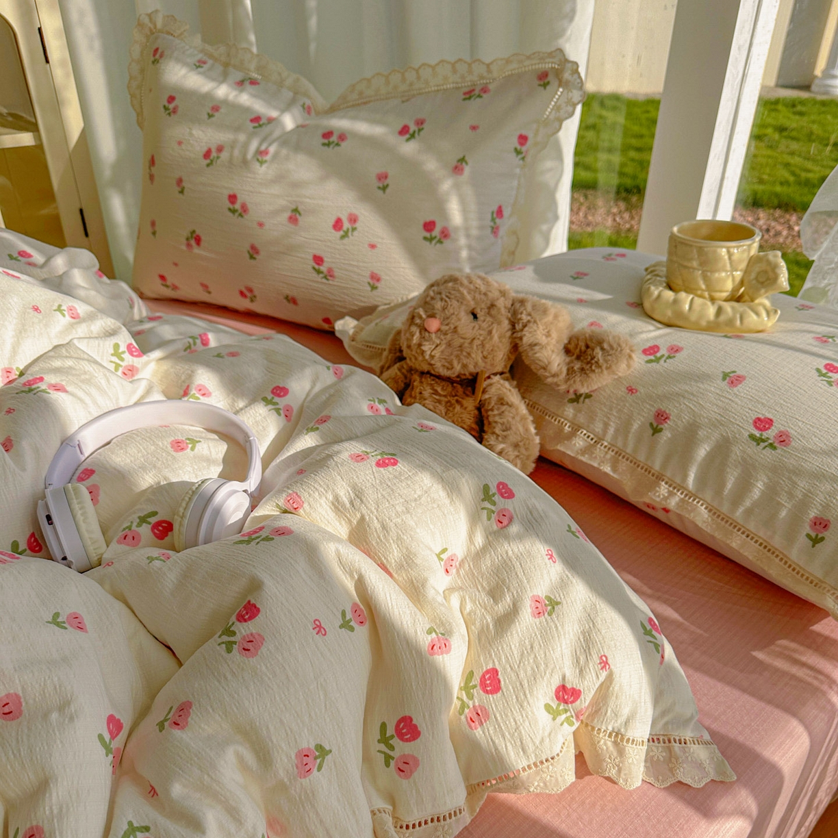 91家纺网 家纺一手货源 找家纺 颜选 2025新款全棉纯棉花边款四件套 全棉花边相思红豆