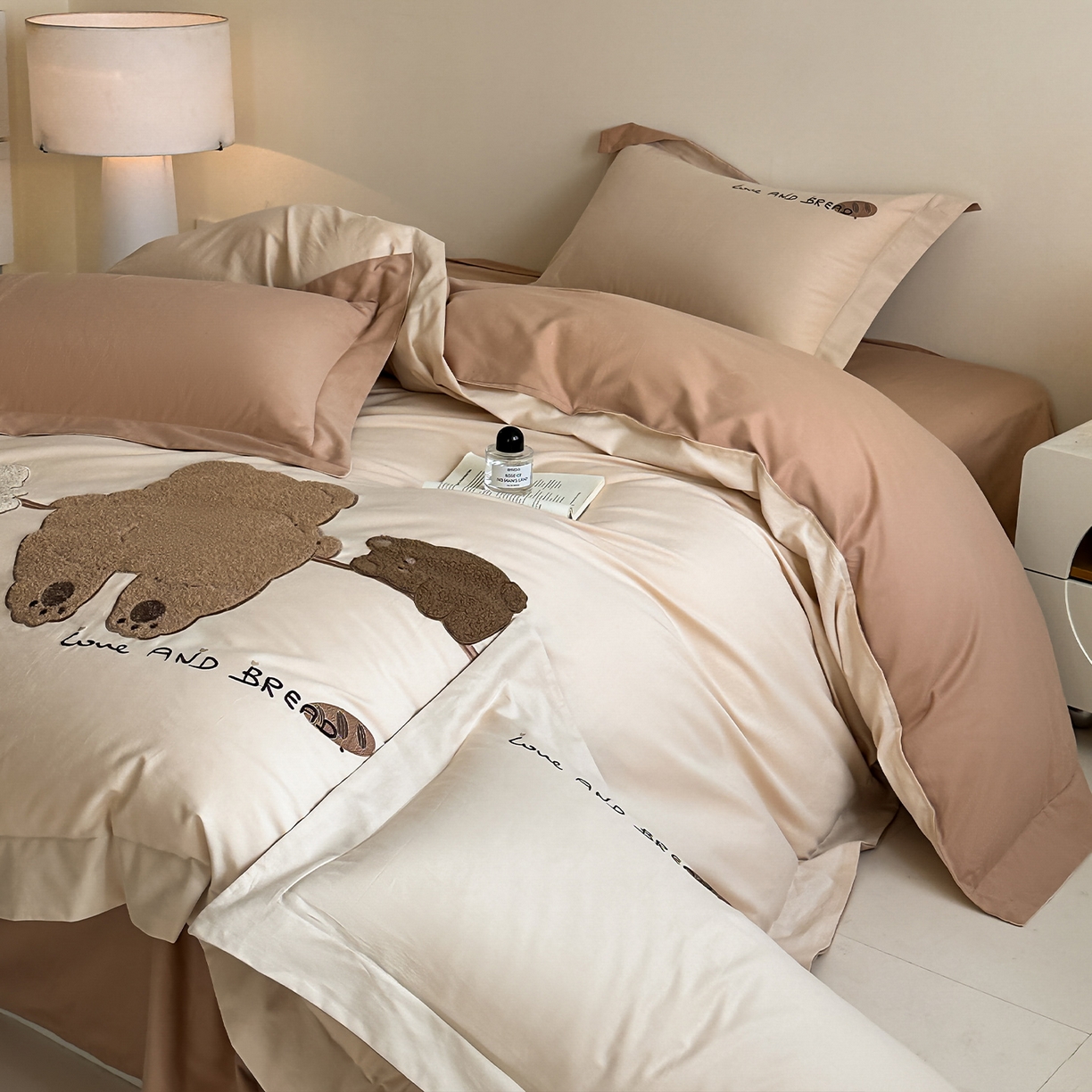 91家纺网 家纺一手货源 找家纺 （总）蓝邻家纺 2025新款全棉高支云柔棉刺绣四件套-萌系小熊风系列