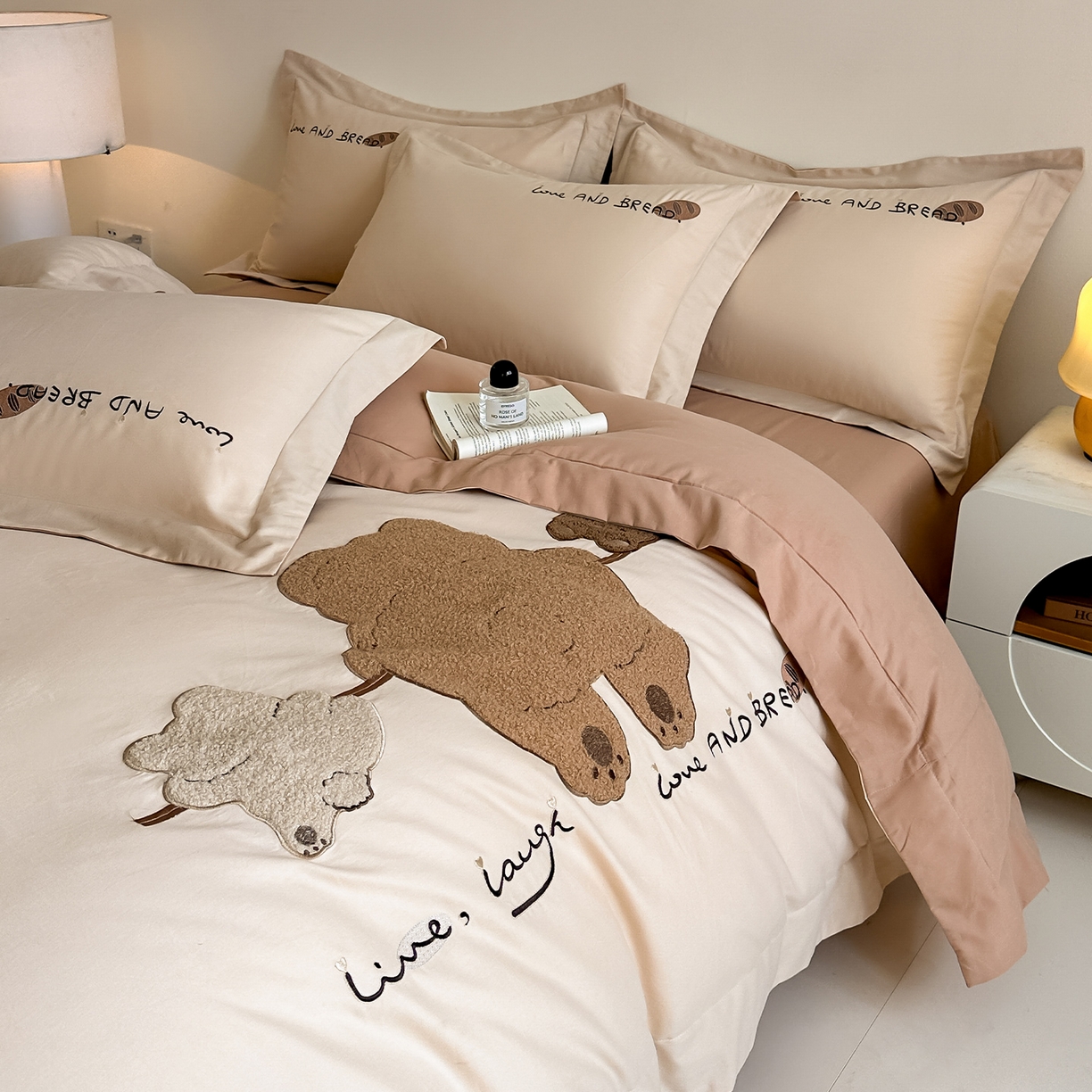 91家纺网 家纺一手货源 找家纺 （总）蓝邻家纺 2025新款全棉高支云柔棉刺绣四件套-萌系小熊风系列