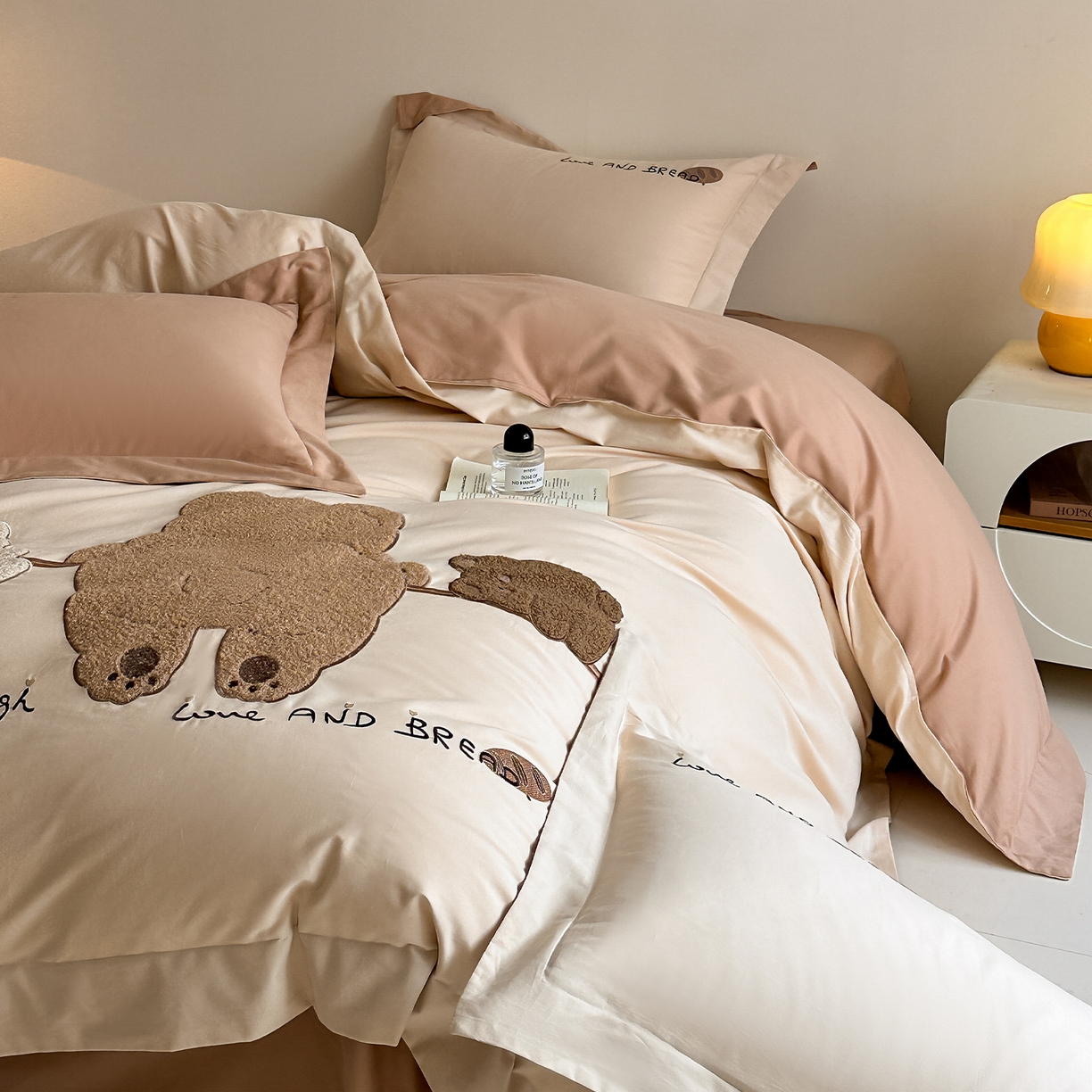 91家纺网 家纺一手货源 找家纺 （总）蓝邻家纺 2025新款全棉高支云柔棉刺绣四件套-萌系小熊风系列